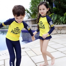 韩国新款儿童泳衣男孩分体长袖防晒字母印花泳衣女童裙式宝宝泳装
